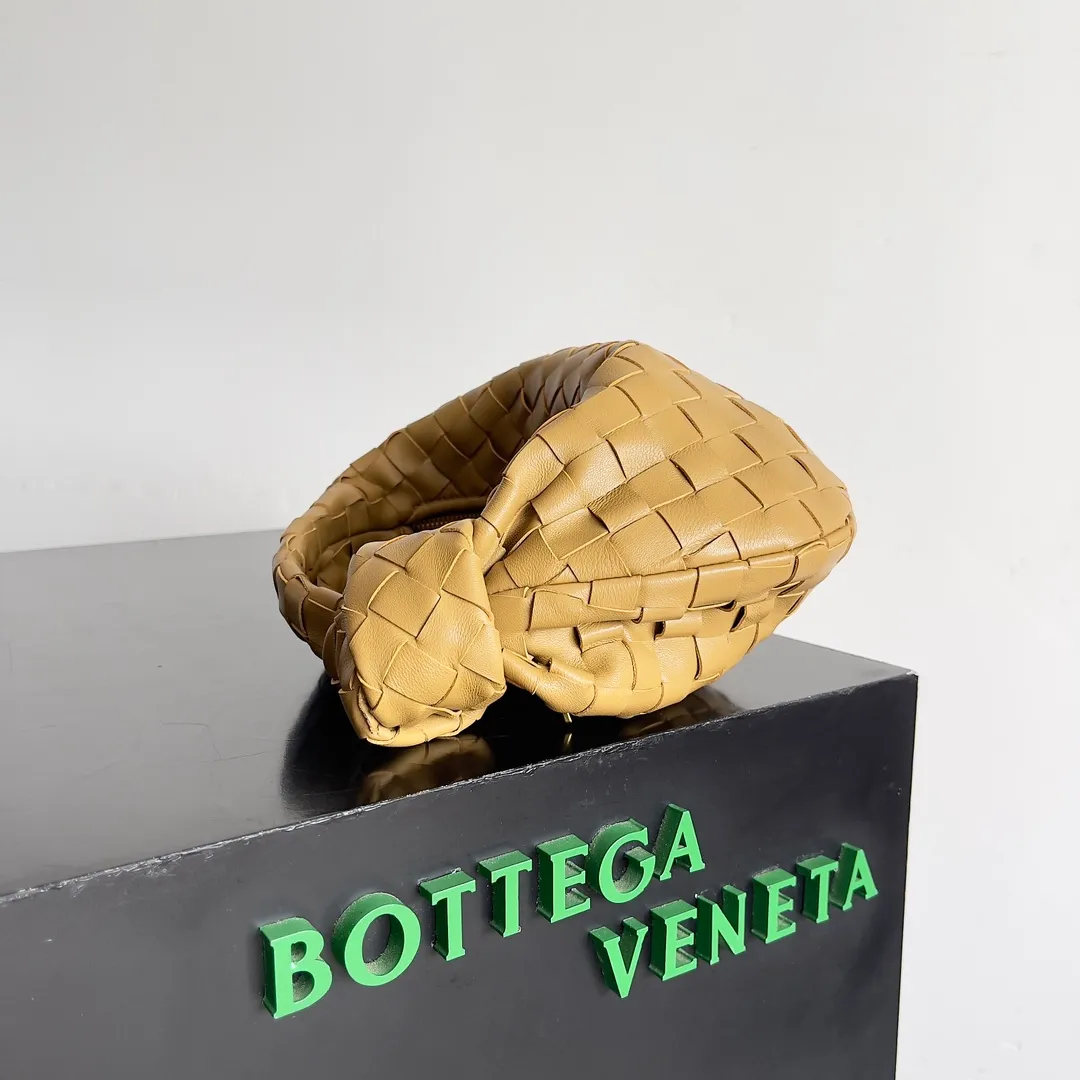 Batch 1120 Bottega veneta͙.——The latest braided and knotted hobo🔥 The top-grade lambskin leather is very soft, the bag shape is unique, practical and durable. It retains the traditional weaving elements while being a bit more flamboyant ~ Made of hand-woven sheepskin, zipper opening and closing, curved seamless structure, effortless to match. Highly recommended⚠️⚠️⚠️ The highest-end in the market🌈 Welcome to compare [Factory equipped with full package] size: 23x15x5cm.   Model: 651876